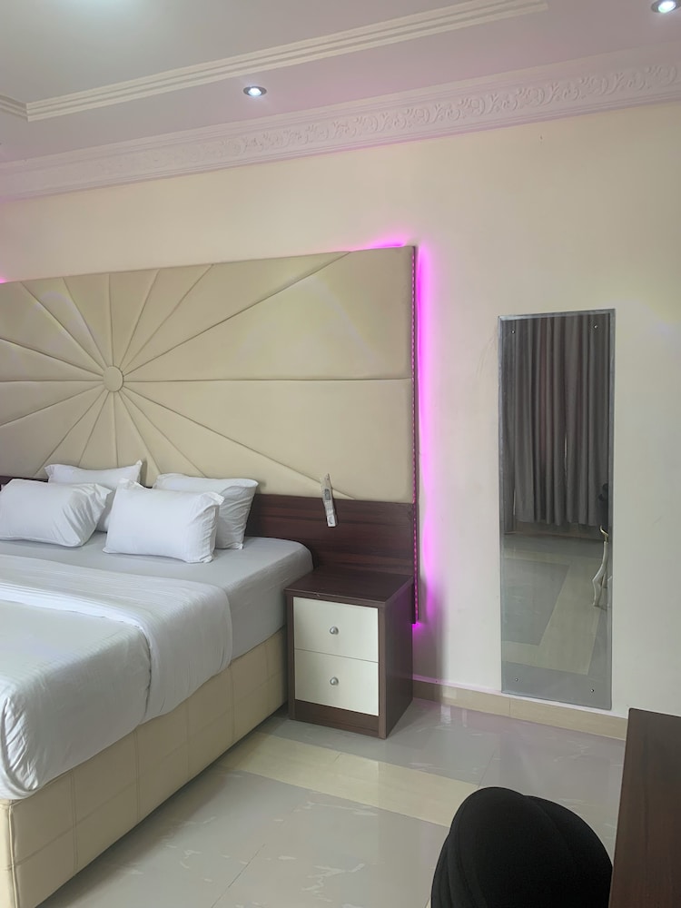 Deluxe Suite, City View