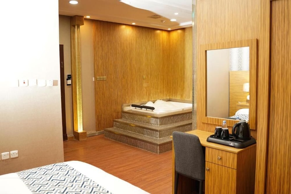 Suite - Photo 1