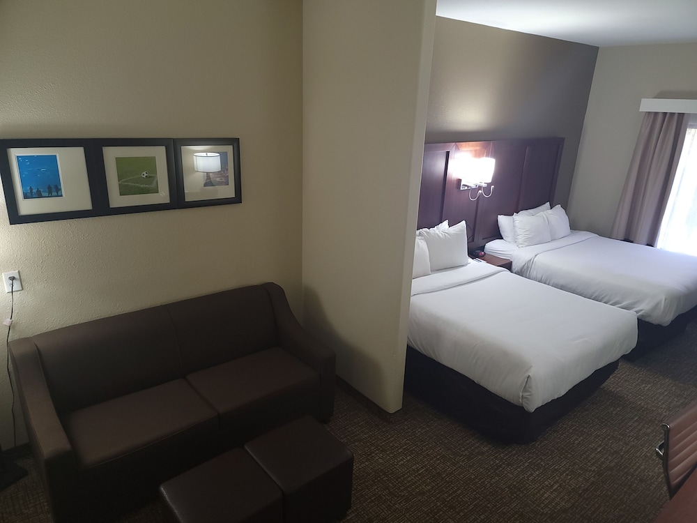 Suite, 2 Queen Beds, Non Smoking - Photo 2