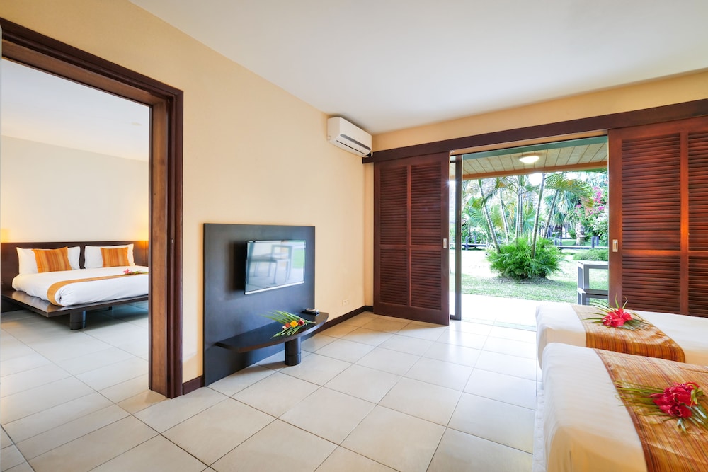 Family Room, Connecting Rooms (1 King + 1 Twin )