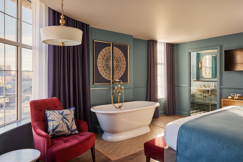 Suite, 1 King Bed (Feature Bath)