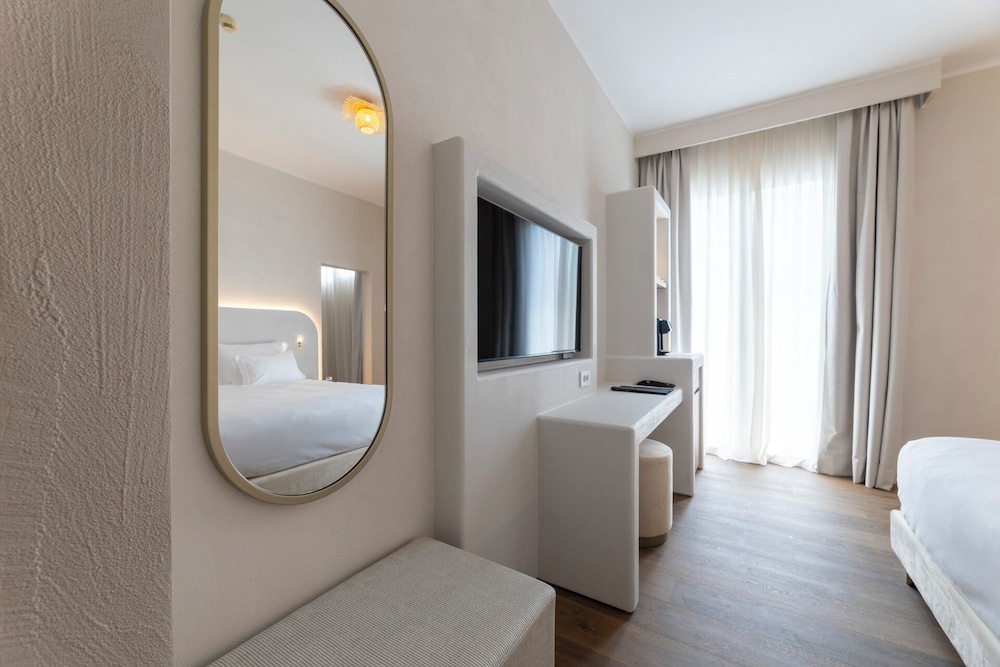 Deluxe Room, Partial Lake View - Photo 3