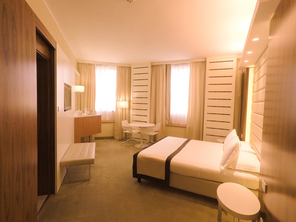 Standard Room, 1 Queen Bed, Non Smoking (Green Room) photo 3