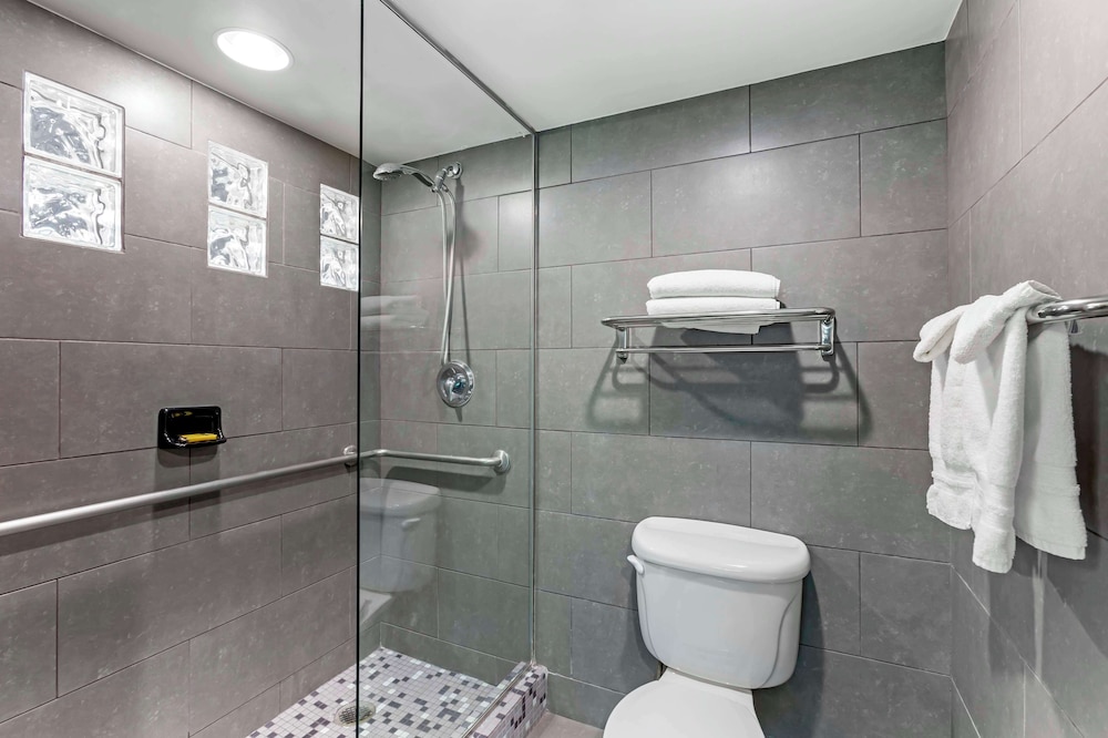 Suite, 1 King Bed, Jetted Tub - Photo 6