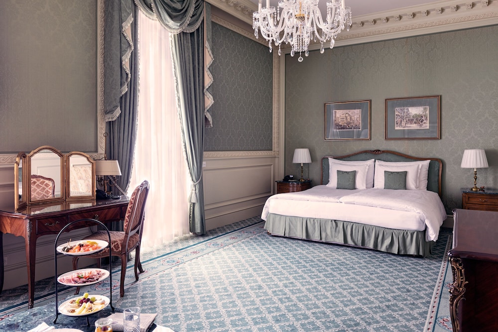 Suite, 1 King Bed, City View