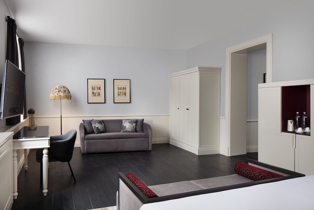 Grand Suite, 1 King Bed with Sofa bed, Non Smoking