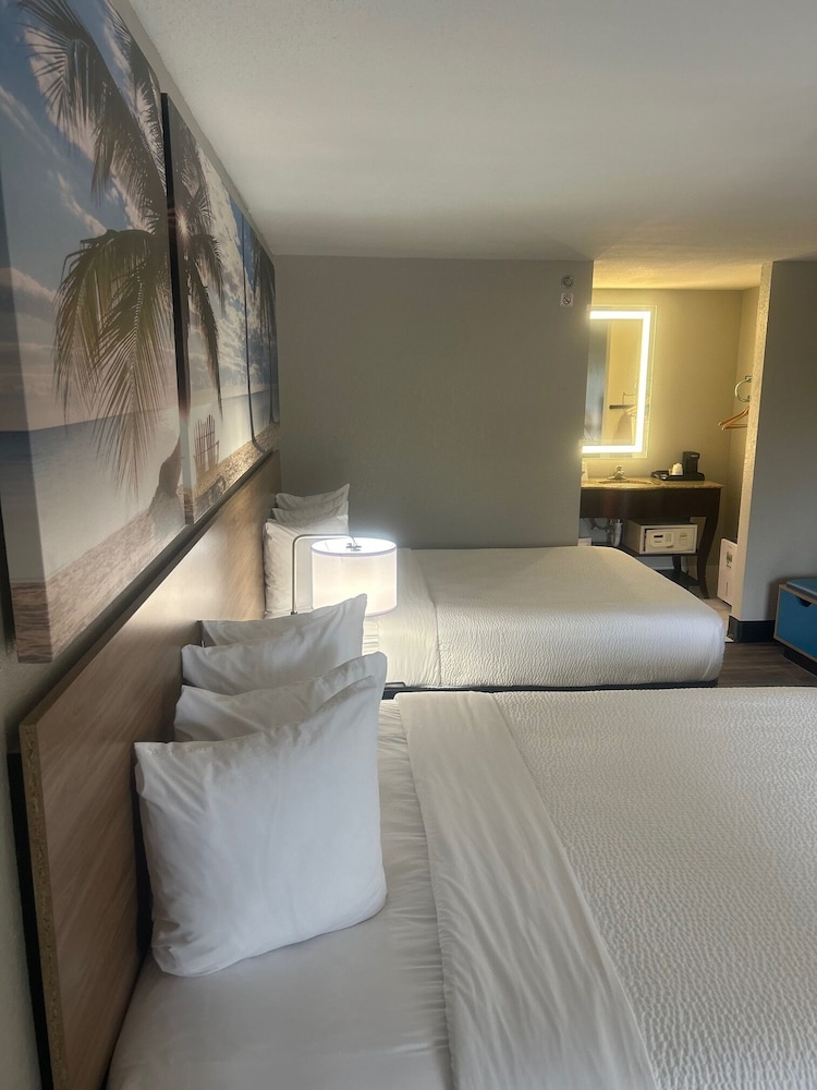 Room, 2 Queen Beds, Non Smoking (Pet Friendly) - Photo 3