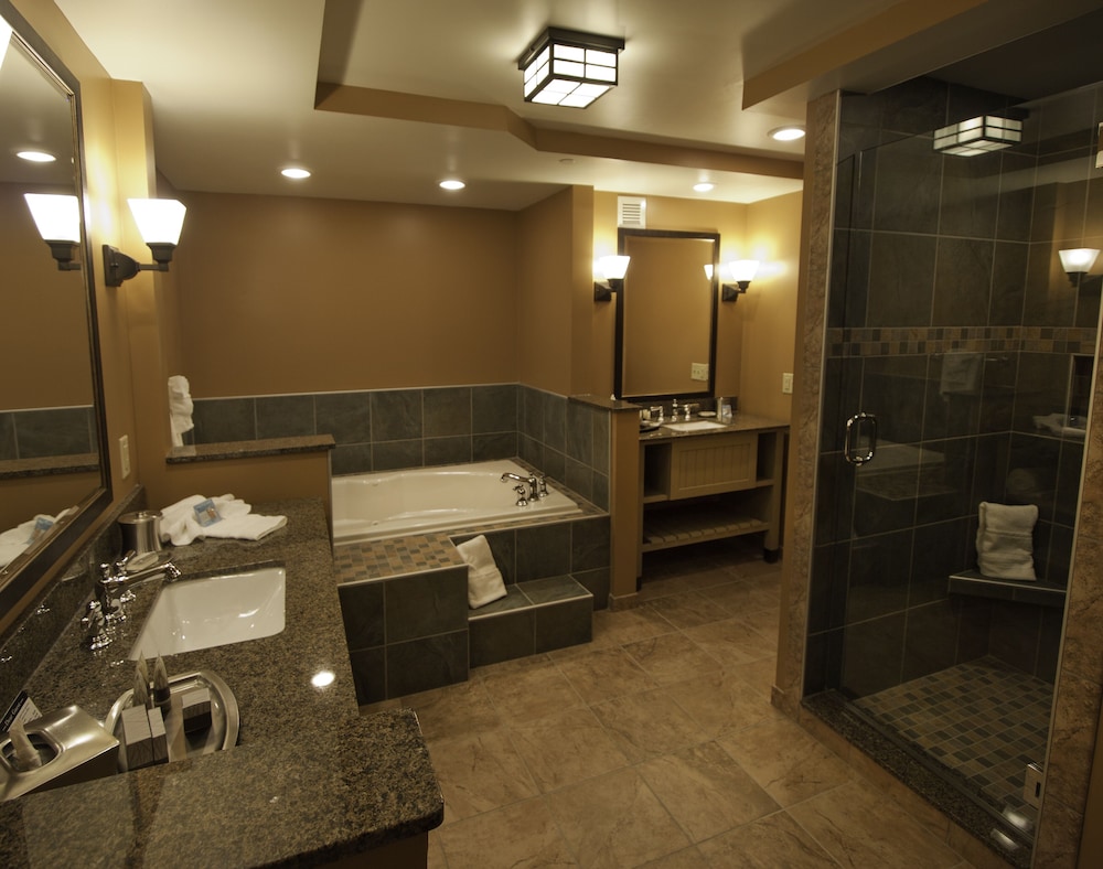 Double Queen Village View Jacuzzi Suite photo 3