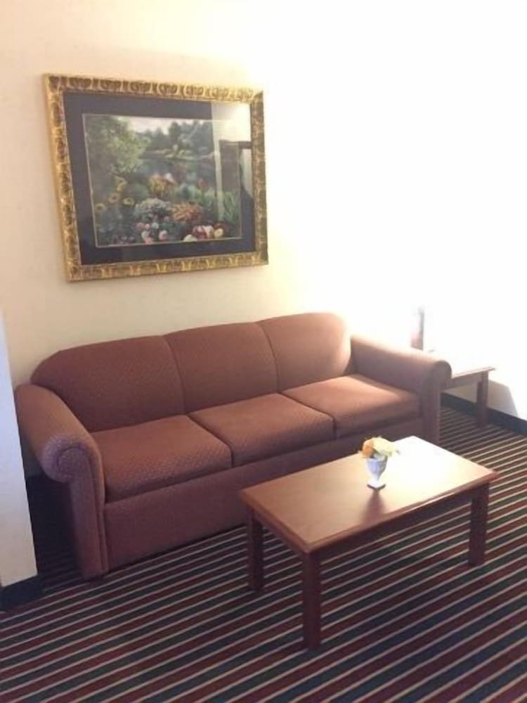 Executive Suite, 1 King Bed with Sofa bed, Accessible photo 3