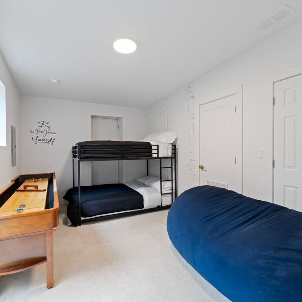 Chic 4-bedroom Haven Designer s Dream Home, Photo 47