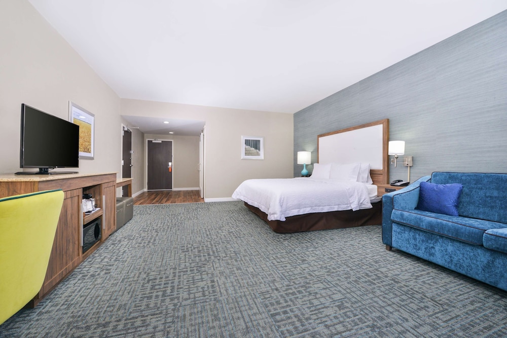 Studio, 1 King Bed, Refrigerator & Microwave (Wet Bar) photo 3