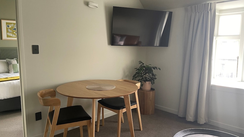Executive One-Bedroom Apartment - Photo 4