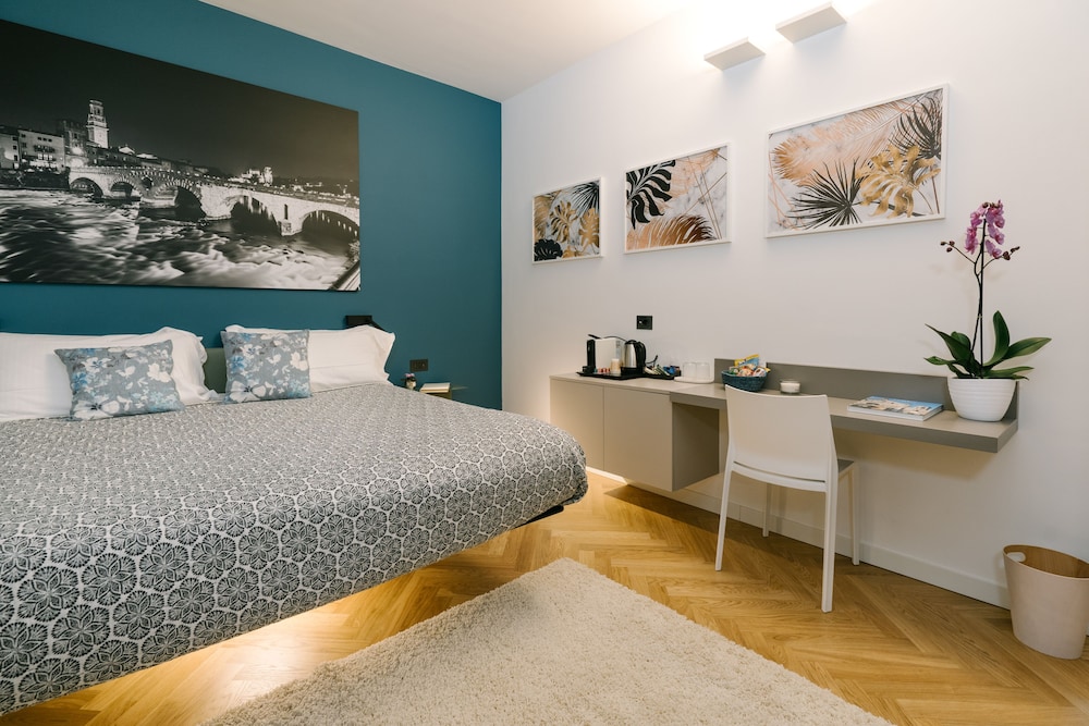 Deluxe Annex Studio Suite with One Queen Bed and Terrace (Non Smoking)