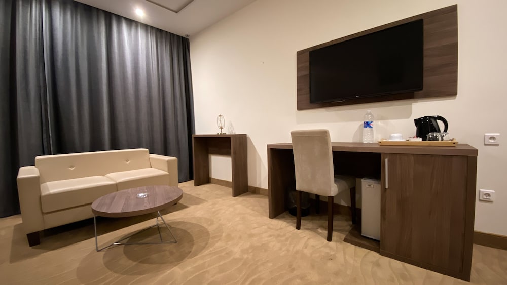 Deluxe Suite, 1 King Bed With Sofa Bed, Non Smoking photo 2