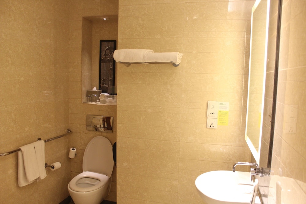 Club Room, 1 King Bed (High Floor, Club Floor) thumbnail 6