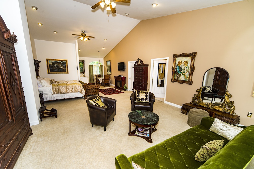 Luxury Suite, Multiple Beds, Kitchen, Mountain View photo 2