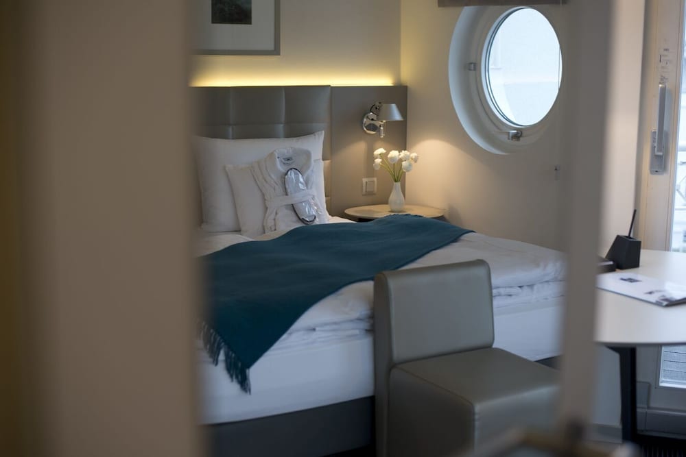 Double Room, Partial Sea View, Corner