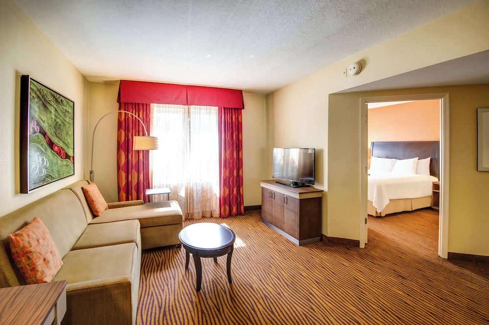 Suite, 1 King Bed - Photo 4