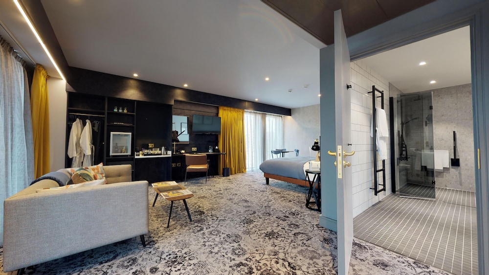 Suite, 1 King Bed - Photo 2