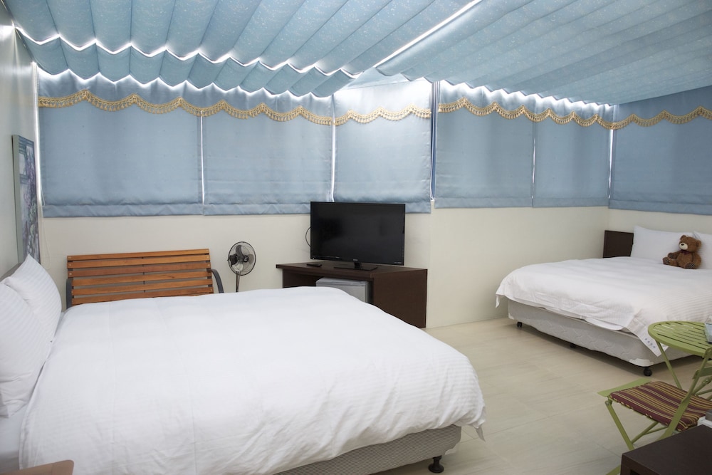 Quadruple Room (featuring see-through ceiling) photo 2
