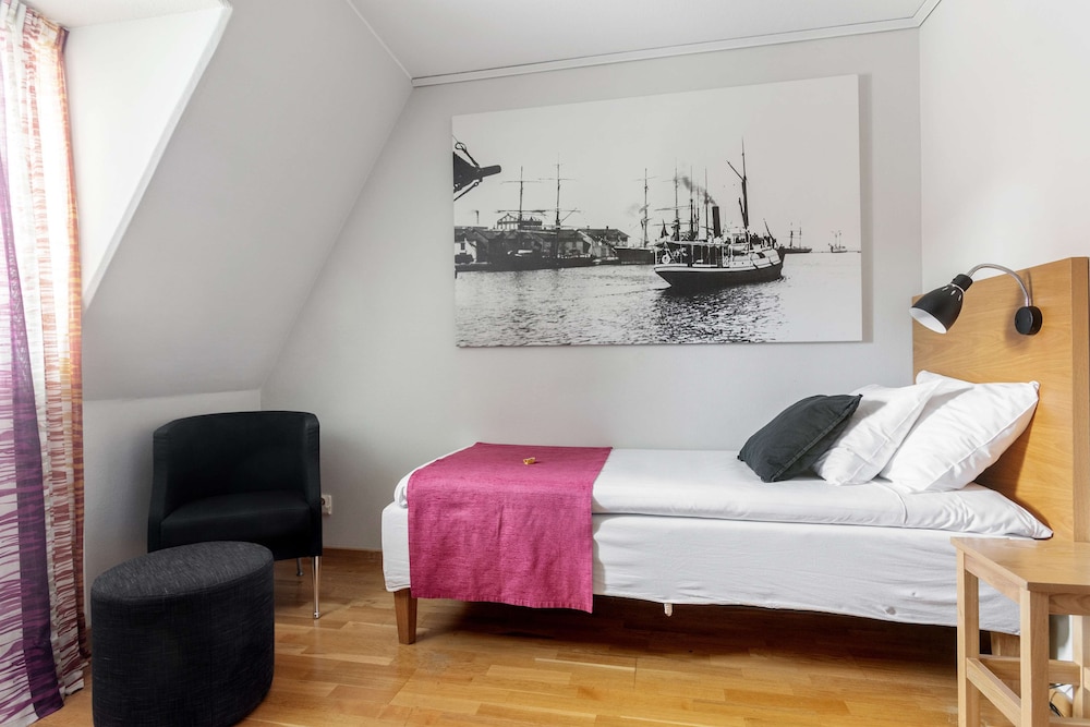 Economy Room, 1 Twin Bed, Non Smoking photo 3