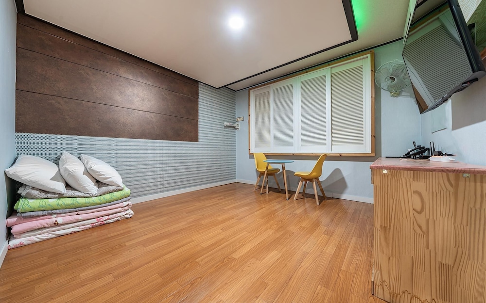 Room (Ondol Room)