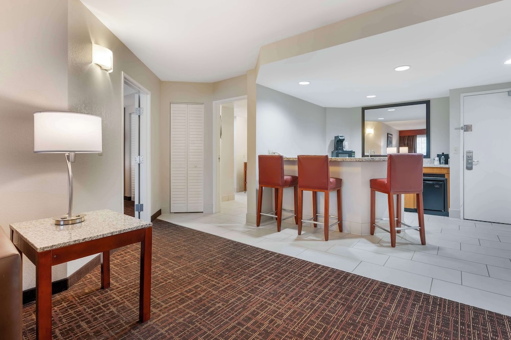 Suite, 2 Queen Beds, Non Smoking, Balcony - Photo 6
