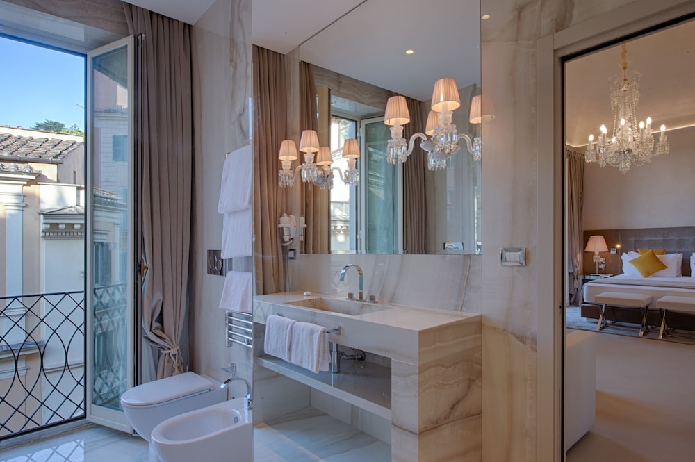 Deluxe Room thumbnail 6