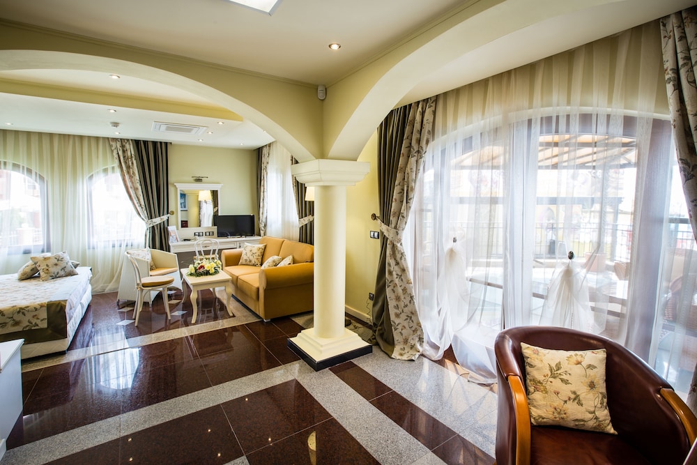 One Bedroom VIP Suite, Sea View (3 adults)