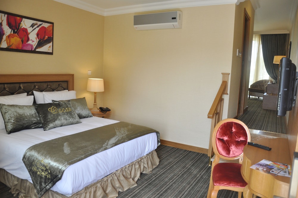 Deluxe Suite, 1 Double Bed, Poolside