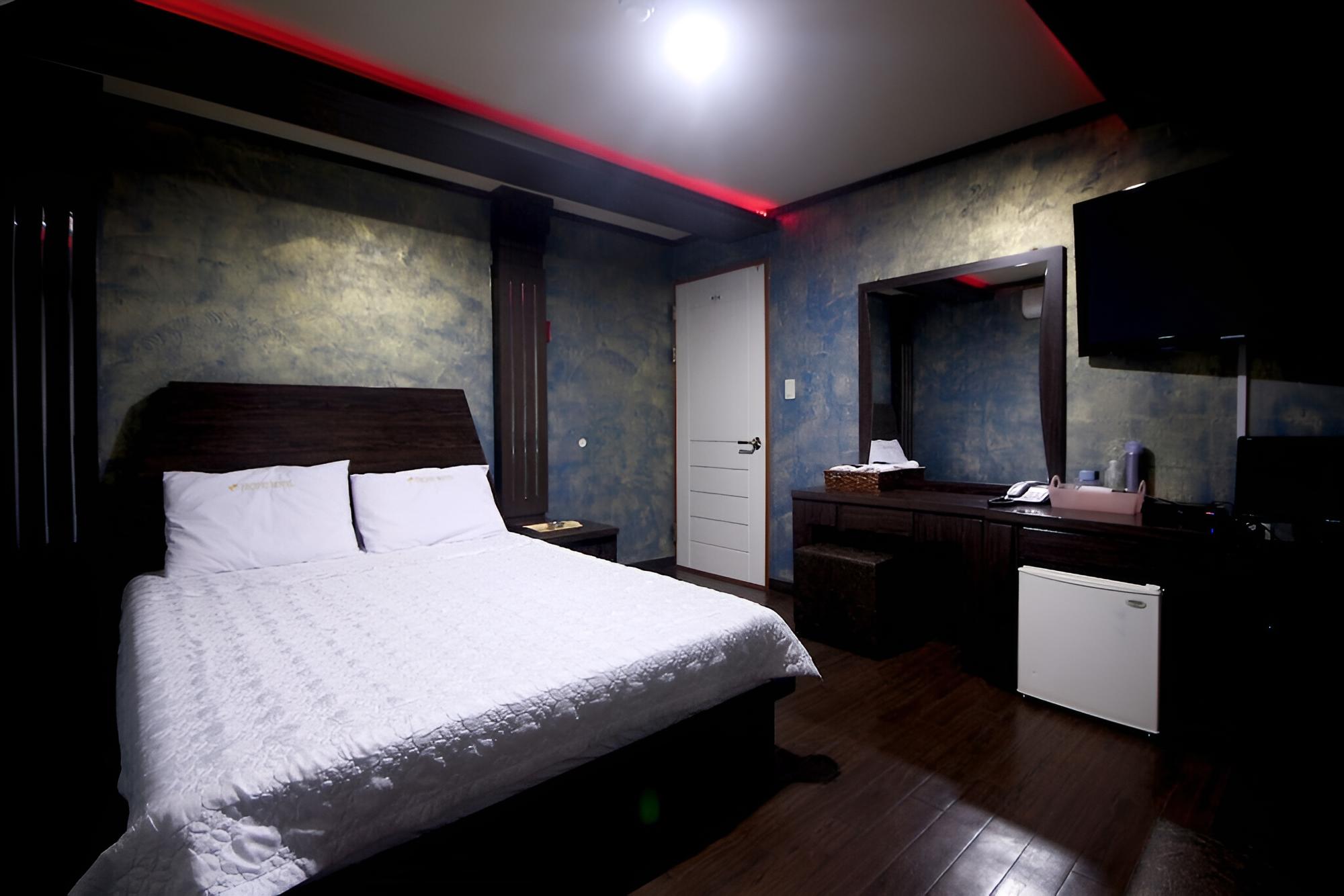 Room (Standard Room) - Photo 10