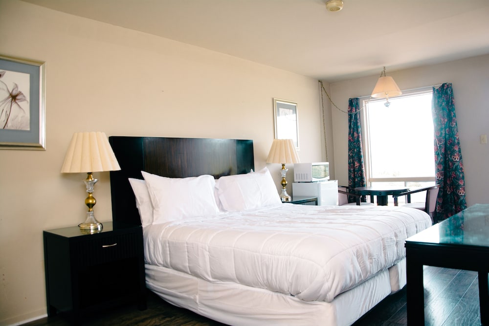 Deluxe Room, 1 King Bed, Lake View photo 3