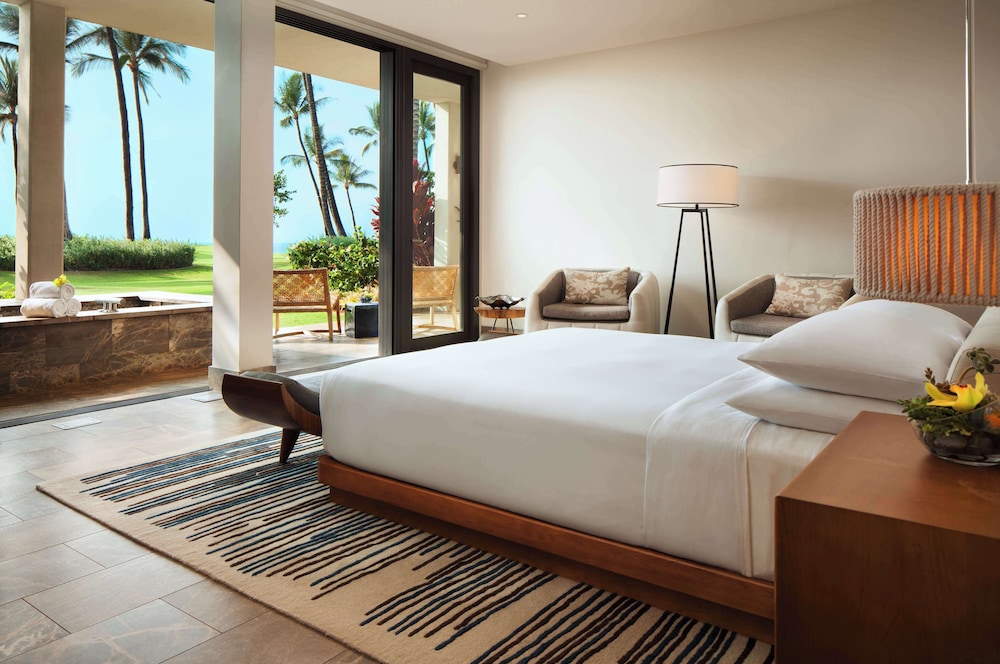 4 Bedroom Villa, Oceanfront (3 King and 1 Queen Bed)