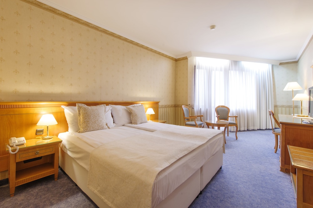 Standard Double or Twin Room - Photo 6