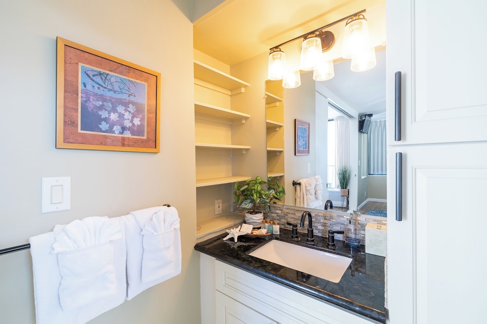 High Floor Ocean View Condo (King Bed and Parking): Condo, 1 Bedroom, Ocean View (0106) photo