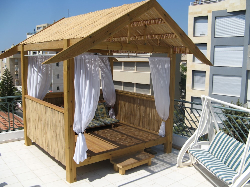 Basic Tent, Open Space, Roof Top -1 Single Mattress