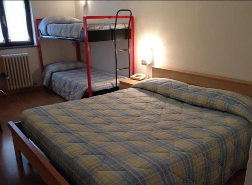 Classic Room, Multiple Beds, Non Smoking photo 2