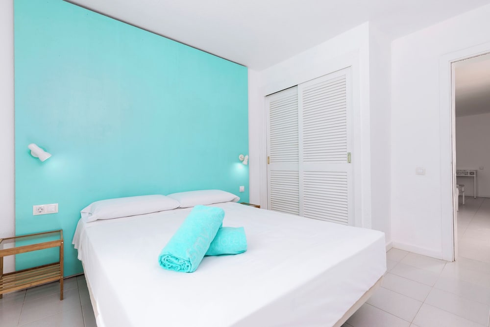 Room, 1 Bedroom, Poolside - Photo 3