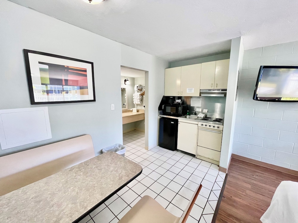 Deluxe Room, 2 Queen Beds, Kitchen (KITCHEN WITH 2QQ) (DOG FRIENDLY) photo 3