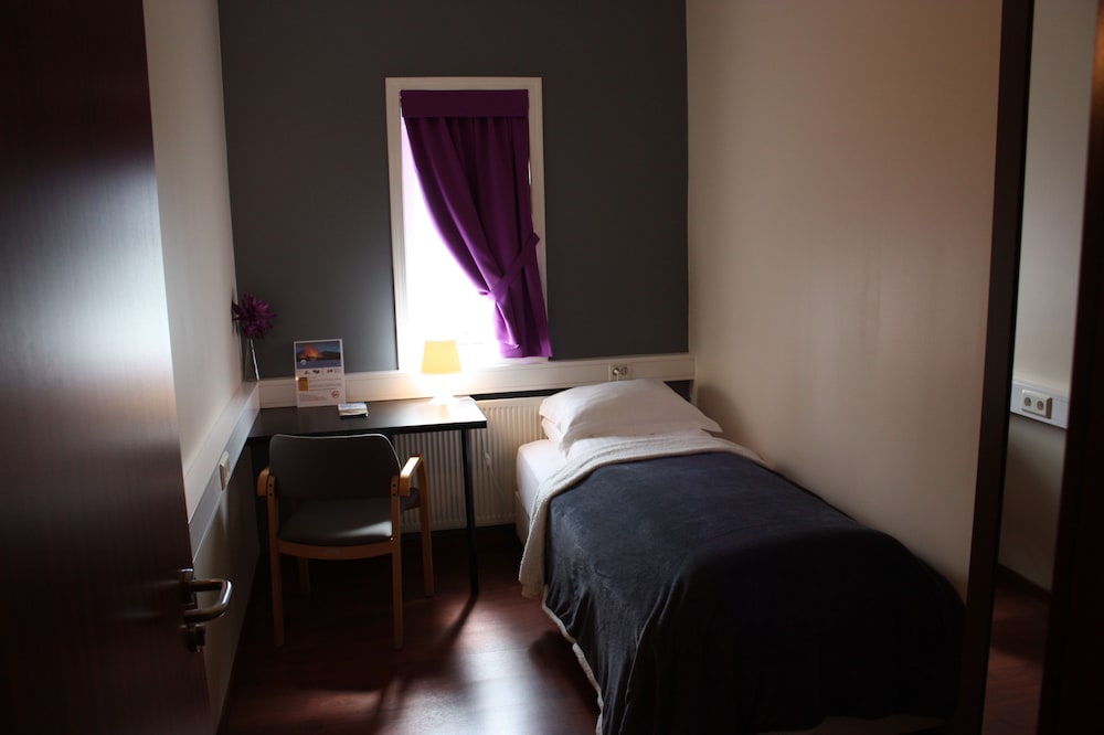 Basic Single Room, Shared Bathroom photo 3