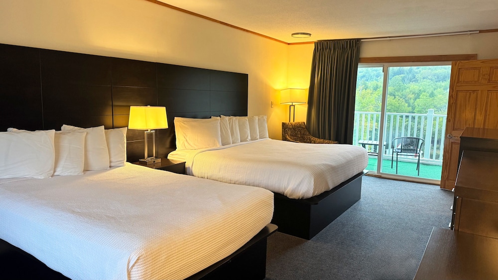 Room, Multiple Beds, Partial Lake View, Lakeside - Photo 1