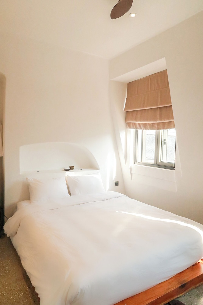 Signature Double Room, 1 Queen Bed, Beachside