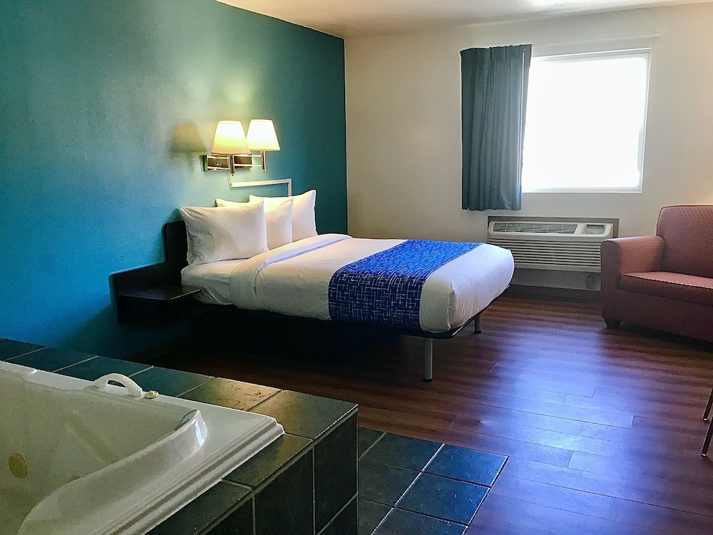 Room, 1 King Bed, Non Smoking photo 2