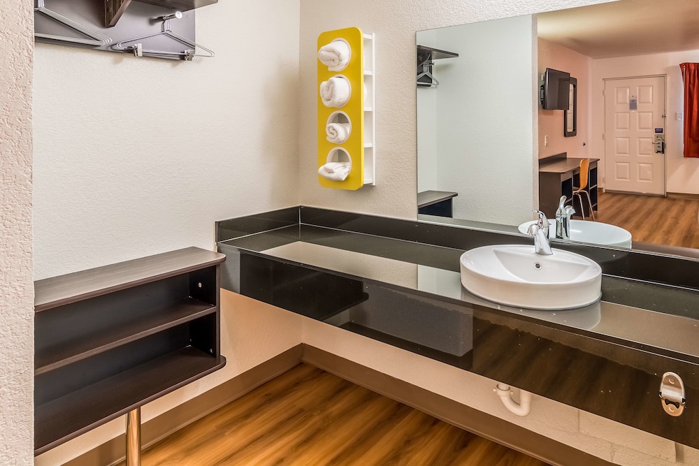 Standard Room, 2 Double Beds, Non Smoking - Photo 6