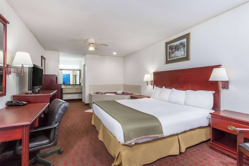 Deluxe Room, 1 King Bed, Non Smoking - Photo 1