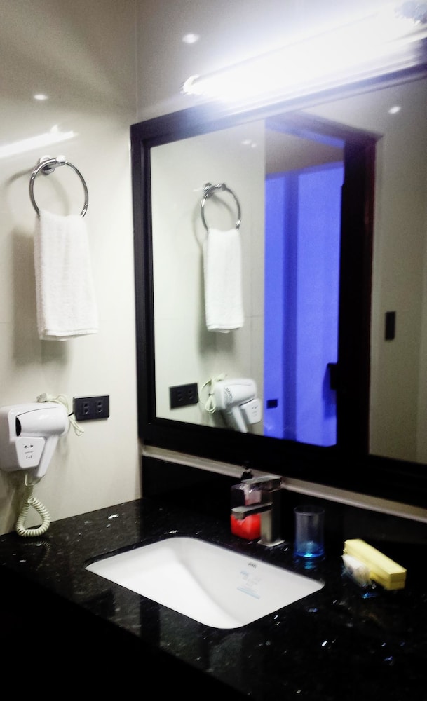 Deluxe Room, 2 Queen Beds, Non Smoking, Pool Access photo 2