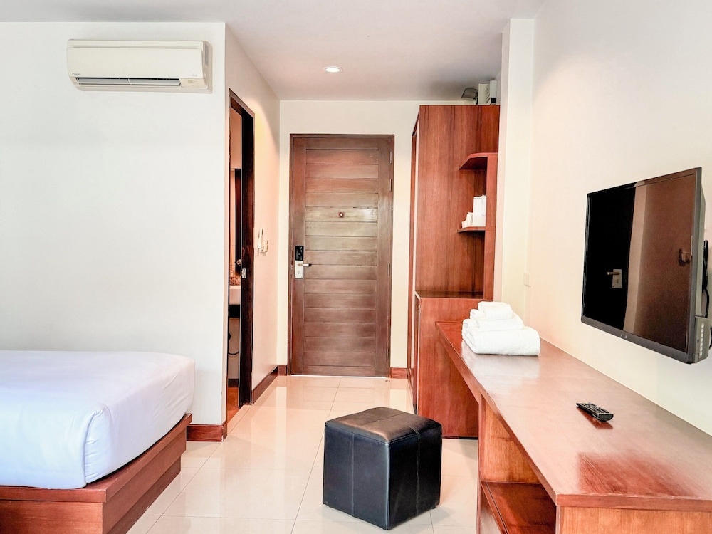 Superior Room, Pool View - Photo 4