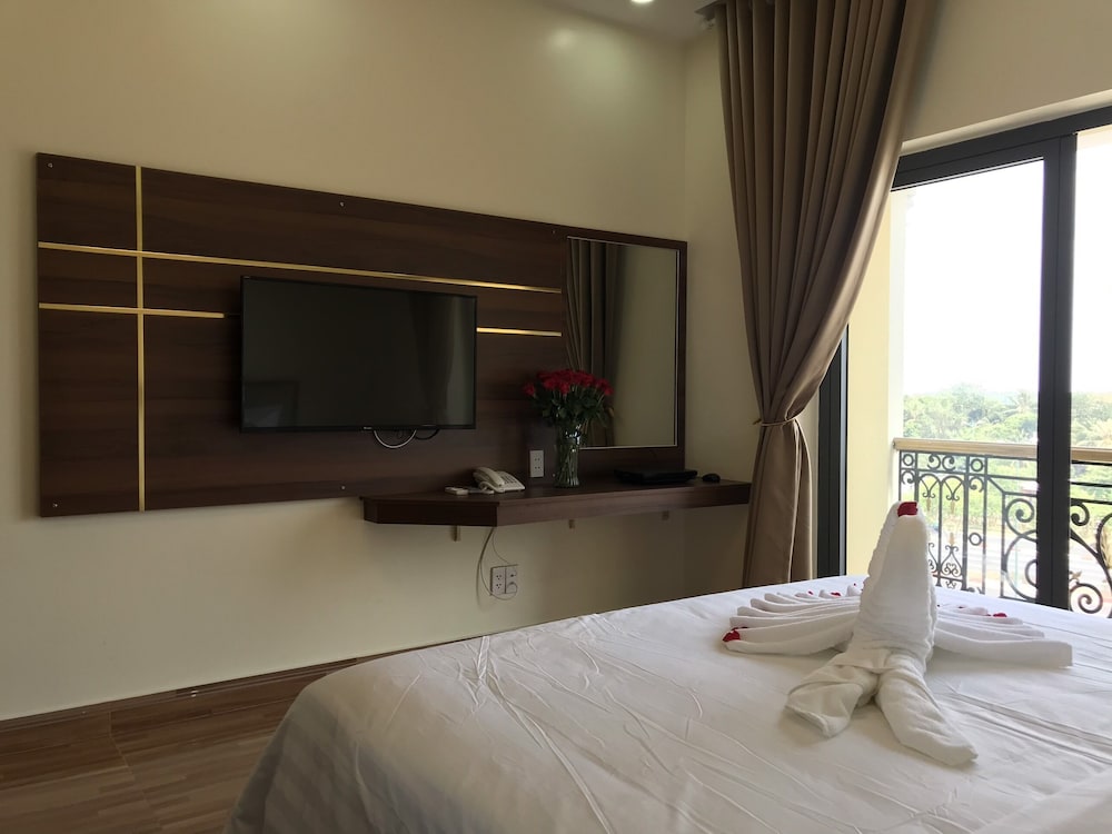 Luxury Room, 1 King Bed, Balcony, River View - Photo 3