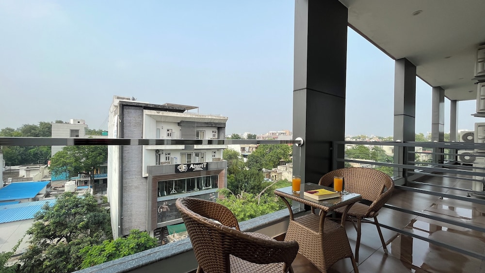 Junior Suite with Balcony - Photo 8