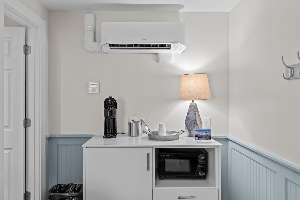 Standard Single Room, 1 Queen Bed, Refrigerator & Microwave photo 3